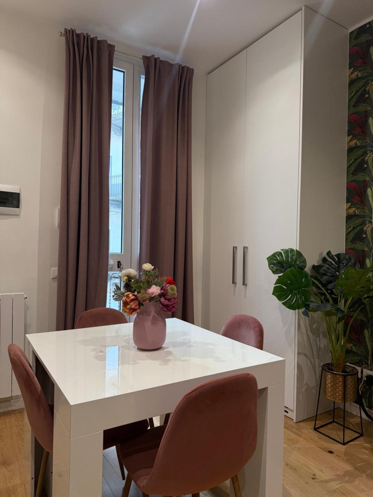Peony House - 10 Min Duomo Apartment Milan Luaran gambar