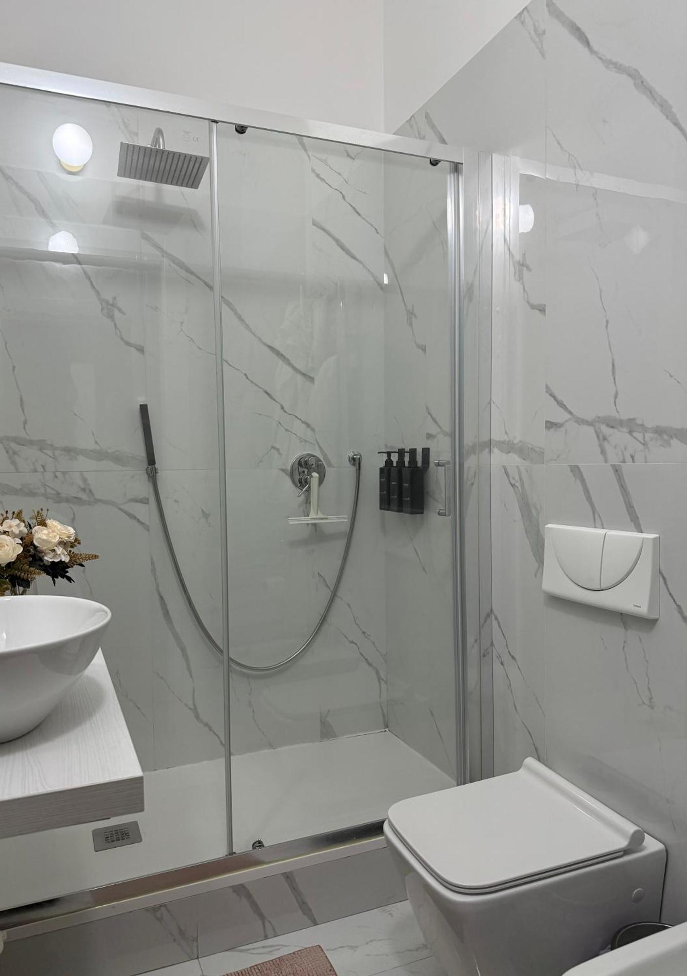 Peony House - 10 Min Duomo Apartment Milan Luaran gambar